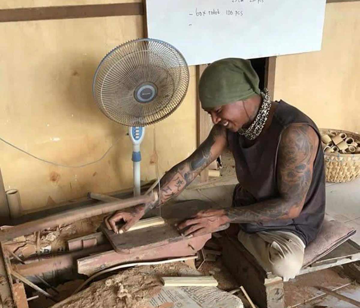 Håndverker lager bestikk i bambus