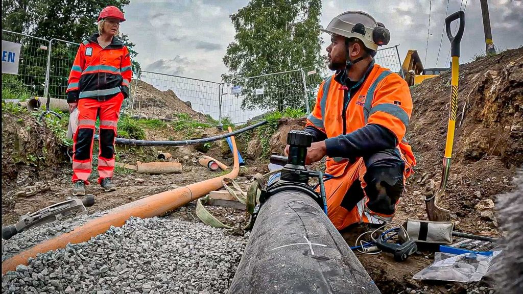 Prosjektleder Lene Sparre Thunes i Porsgrunn kommune og ADK-rørlegger Nicholas Sørum i Isachsen Anlegg AS. (Foto: Jørn Søderholm)